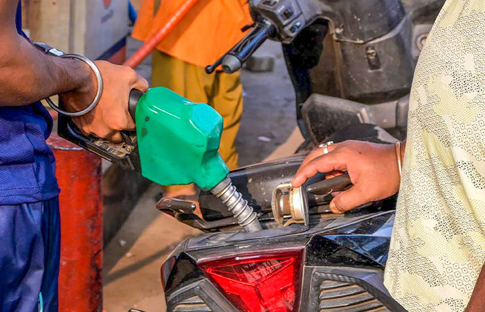 કેન્દ્ર સરકારનો મહત્ત્વનો નિર્ણય: 1 જૂનથી પેટ્રોલ, ડીઝલ અને ATFની નિકાસ પર લાગશે નવી ડ્યુટી 1 - image