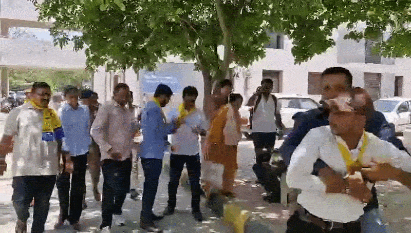જામનગર: પેટ્રોલ-ડીઝલના ભાવવધારા મુદ્દે 'ચોકલેટ' વહેંચીને AAPનો અનોખો વિરોધ, કાર્યકરોની અટકાયત 1 - image