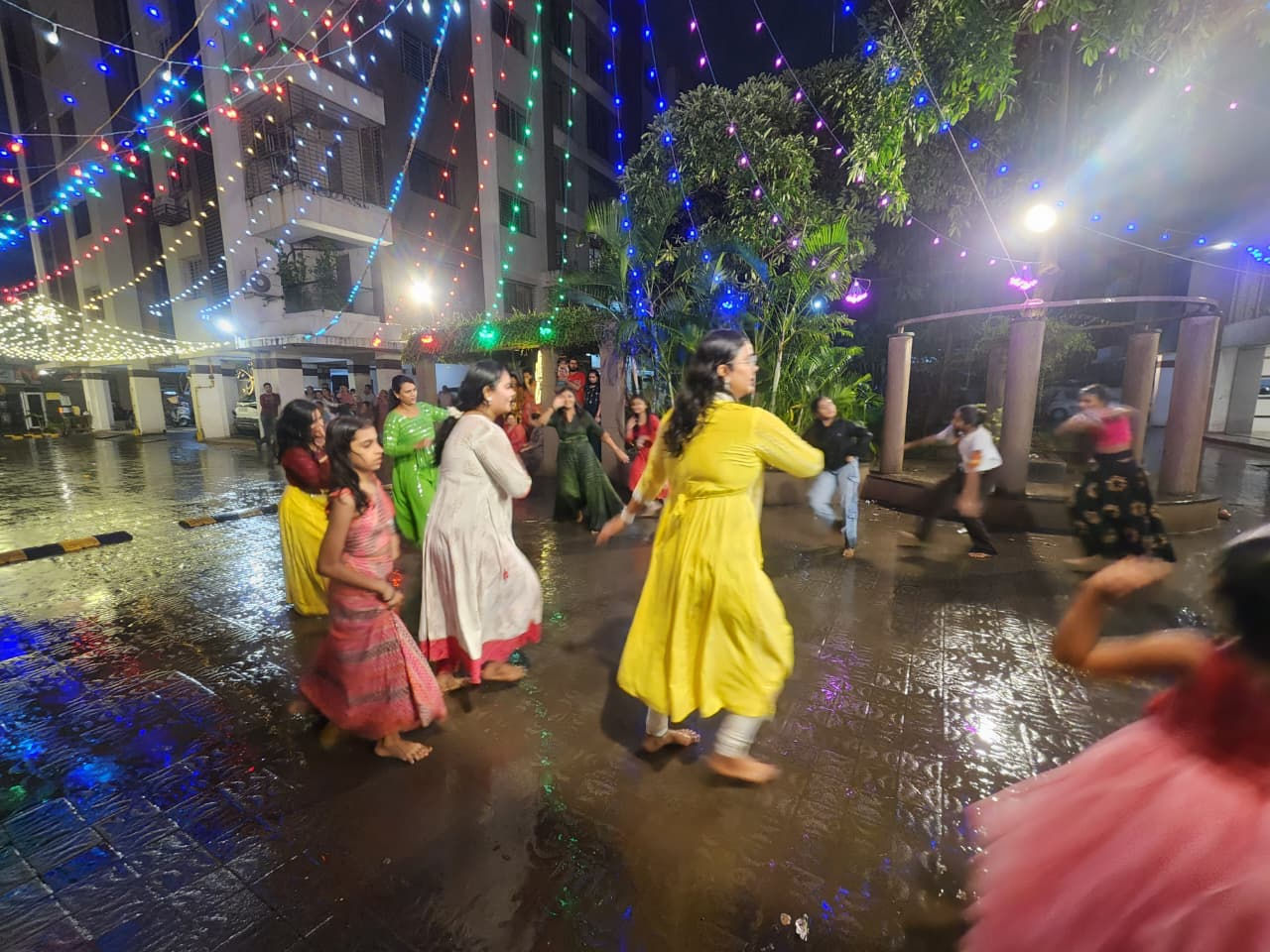 મન મોર બની થનગાટ કરે... મેઘરાજા પણ સુરતી ખેલૈયાઓને રોકી ન શક્યા, ચાલુ વરસાદમાં ગરબાની રમઝટ 5 - image