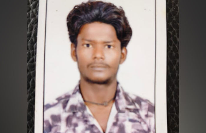 બાવળામાં અરેરાટીભરી ઘટના: રેલવે લાઇન પાસે વીજપોલ પર યુવકે ગળેફાંસો ખાઈ જીવ ટૂંકાવ્યો 1 - image