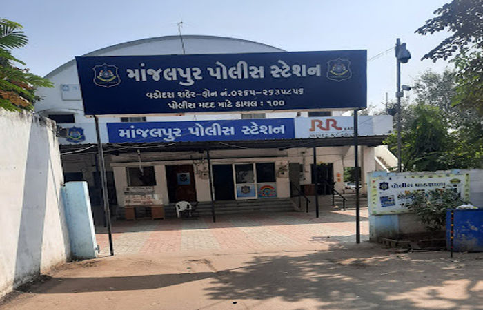 વડોદરામાં જાહેરમાં ઝાપાઝપી કરતા લોકોનો વિડીયો વાયરલ થયો : એક ઝડપાયો | Video of people publicly thrashing each other in Vadodara goes viral: One arrested - Gujarat Samachar