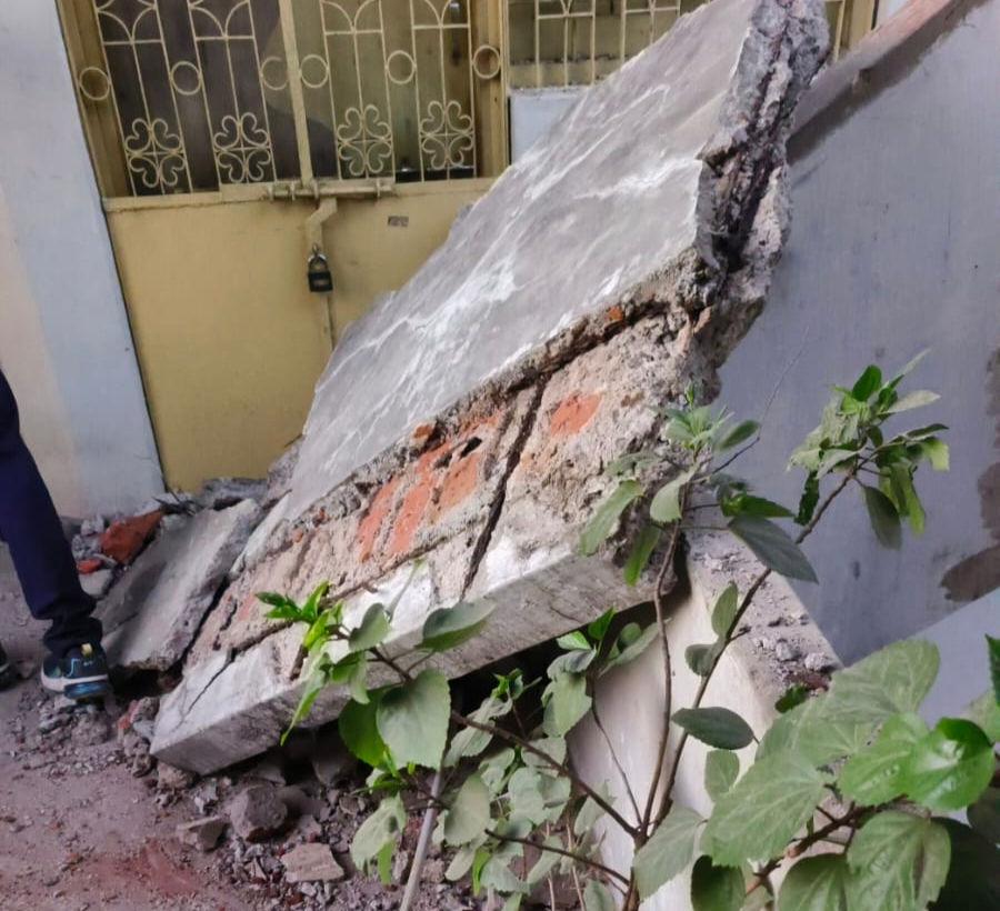 ડભોઇરોડ અને હરણીમાં બે ઇમારતોની છત ધરાશાયીઃઅંબિકાધામ ફ્લેટ્સમાં ફસાયેલા પરિવારોનું રેસ્ક્યુ 1 - image