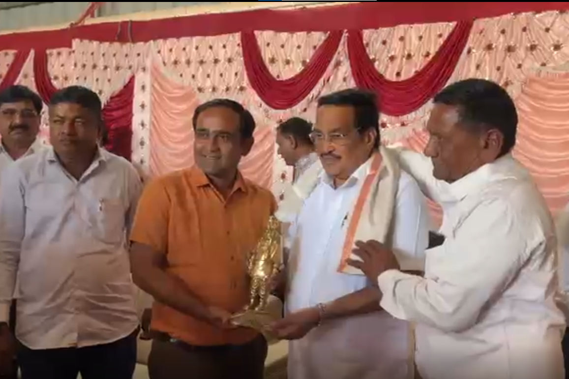 'મારી ટિકિટ કાપી તેનો બદલો લોકસભામાં લીધો', સી.આર. પાટીલ સાથે નિલેશ કુંભાણીની મુલાકાત, કોંગ્રેસે કર્યા પ્રહાર 2 - image