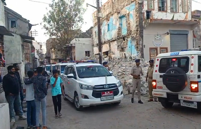 જામનગરમાં ટપોરીઓને 'સુધરી જાવ..'નું અલ્ટીમેટમ, બધા પાસે ગાર્ડન સાફ કરાવ્યું 2 - image