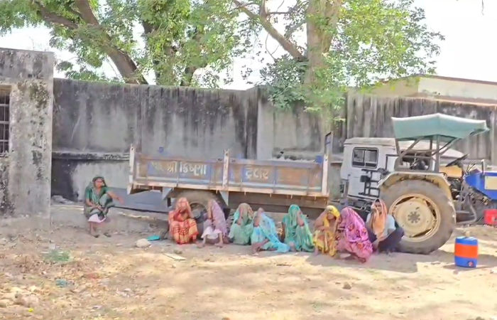 પંચમહાલમાં પ્રેમી પંખીડાએ સજોડે કર્યો આપઘાત, ખેતરમાં ઝાડ પર લટકતી મળી લાશ 1 - image