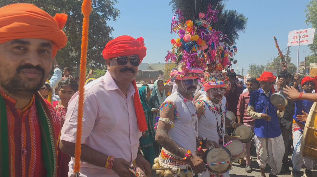 PHOTOS: છોટા ઉદેપુરના 'ગેરના મેળા'ની અદભૂત તસવીરો, જ્યાં રંગો વગર પણ આખું વાતાવરણ મેઘધનુષી લાગે 9 - image