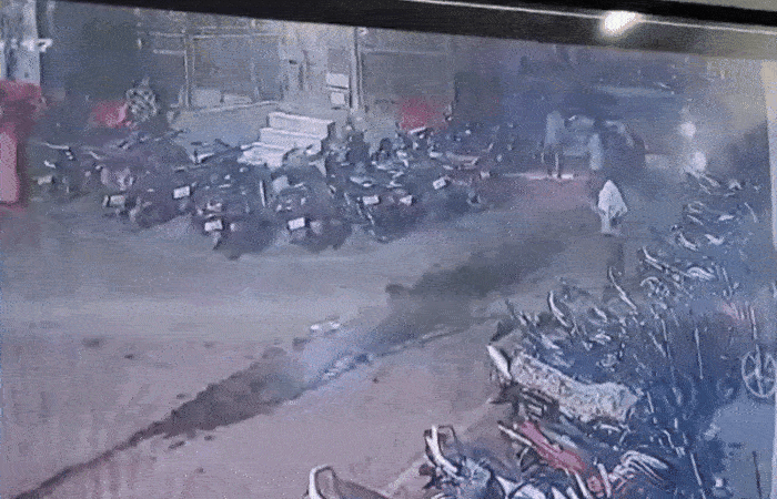 VIDEO : MPમાં દારૂડિયા સ્કૂલ વાન ડ્રાઈવરે ભયાનક અકસ્માત સર્જ્યો, 2 કાર, 20 બાઈકોને અડફેડે લીધી, અનેકને ઈજા 1 - image