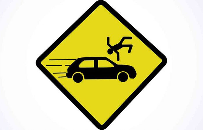 પડધરી પાસે પુરપાટ દોડતી મોટરકારે વાહનો-લોકોને હડફેટે લીધા; નાસભાગ 1 - image