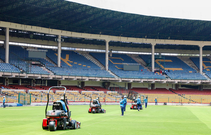 11 ક્રિકેટ ચાહકોની યાદમાં ચિન્નાસ્વામી સ્ટેડિયમમાં 11 સીટ હંમેશા ખાલી રહેશે, મૃતકોને RCBની શ્રદ્ધાંજલિ 1 - image