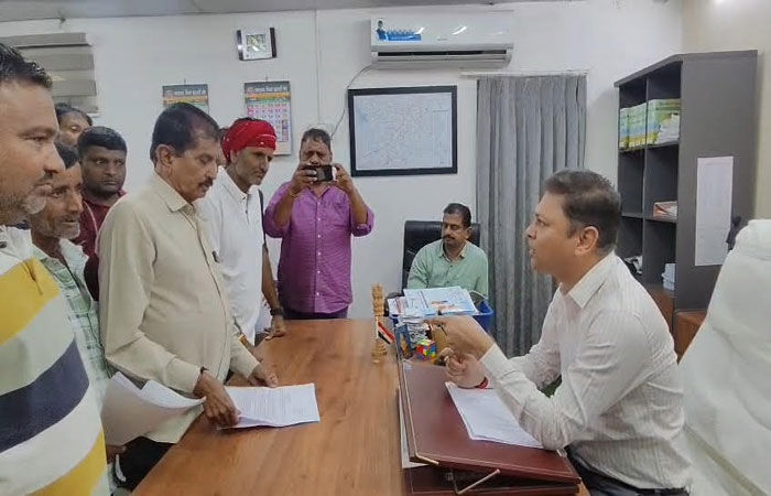 બાવળામાં મંજૂરી વગર વીજ પોલ નાખવા મુદ્દે ખેડૂતોનો હલ્લાબોલ 1 - image