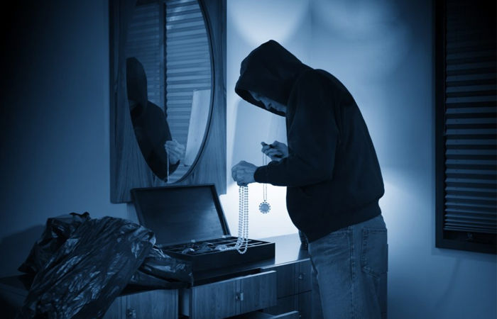 વડોદરાના ગોત્રીમાં રુદ્રરાજ ડુપ્લેક્ષમાં તસ્કરો ત્રાટક્યાં : ત્રણ મકાનના તાળા તોડ્યાં 1 - image