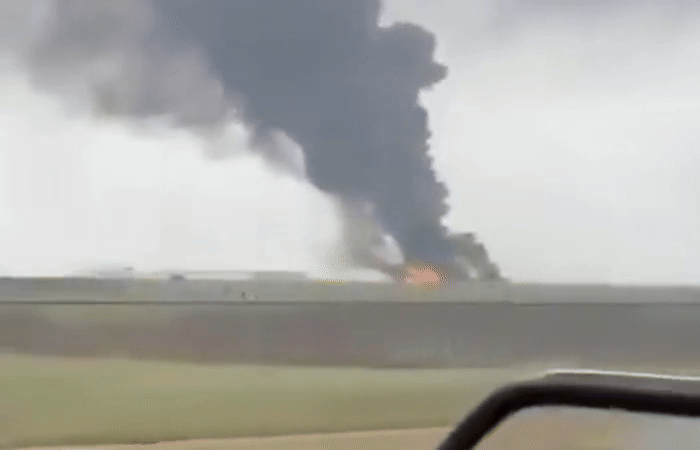 VIDEO: અમેરિકાના નોર્થ કેરોલિનામાં લેન્ડિંગ દરમિયાન પ્લેન ક્રેશ, 7 લોકોના દર્દનાક મોત 1 - image