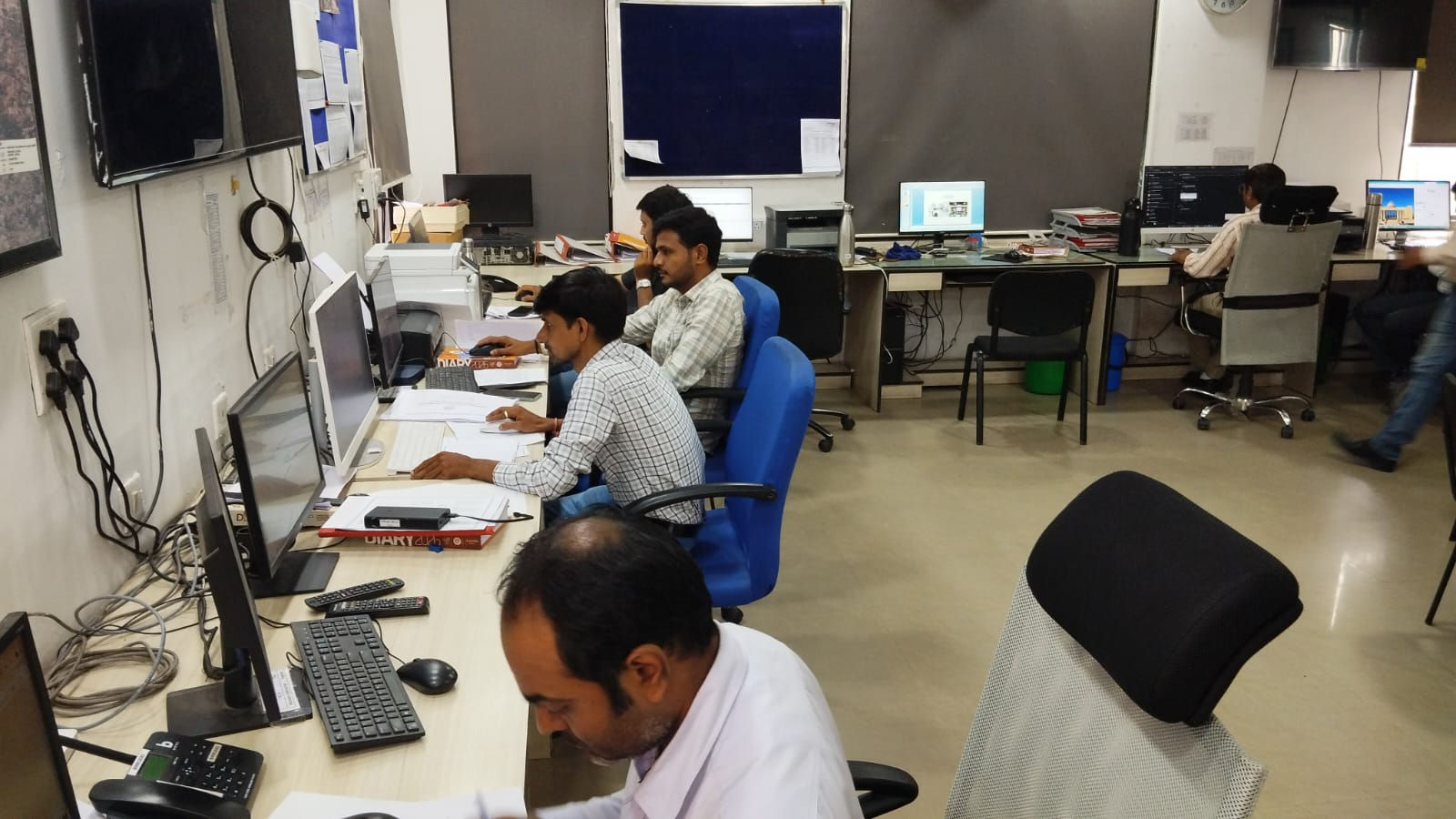 અમદાવાદ મનપાએ કરી ચોમાસાની તૈયારી! ઝોન વાઈઝ ઇમરજન્સી કંટ્રોલ રૂમ શરૂ, નોંધીલો ફોન અને વોટ્સએપ નંબરો 3 - image