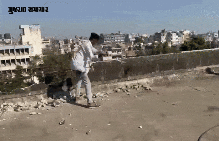 અમદાવાદ: ભદ્રમાં મોટી દુર્ઘટના ટળી! પ્રેમાભાઈ હોલની અગાશીની નમી ગયેલી ભયજનક પાળી તોડી પડાઈ 1 - image