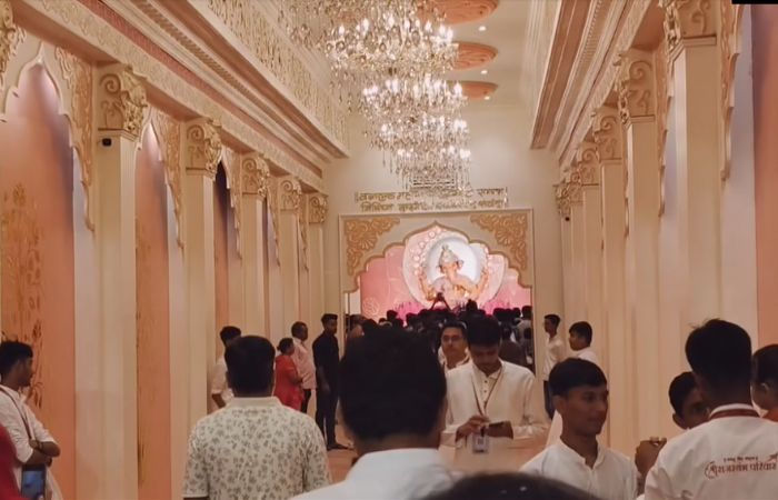 વડોદરામાં 200 કિલો કાગળમાંથી બનાવાઈ ગણેશજીની મૂર્તિ, પંડાલમાં યુરોપ અને ભારતીય વાસ્તુકલાના દર્શન 2 - image