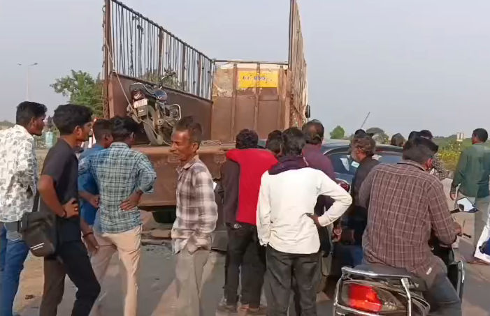 ભાવનગર-સોમનાથ નેશનલ હાઇવે પર અકસ્માત, રાજુલા પાસે ટ્રક પાછળ કાર ઘૂસી જતાં ડ્રાઈવર ઈજાગ્રસ્ત 3 - image