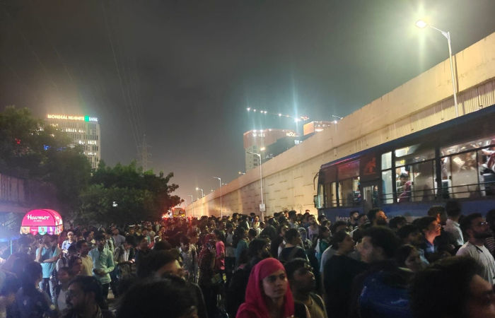 તહેવાર ટાણે ટ્રાફિકજામ... અમદાવાદને જોડતા મોટા ભાગના રસ્તા પર વાહનોની લાંબી કતાર 2 - image