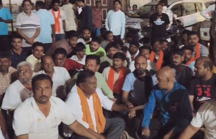 નર્મદા પરિક્રમા: તિલકવાડામાં રજિસ્ટ્રેશન મુદ્દે હોબાળો, ભંડારાના સ્વયંસેવકોએ રામધૂન બોલાવી ધરણા કર્યા 1 - image