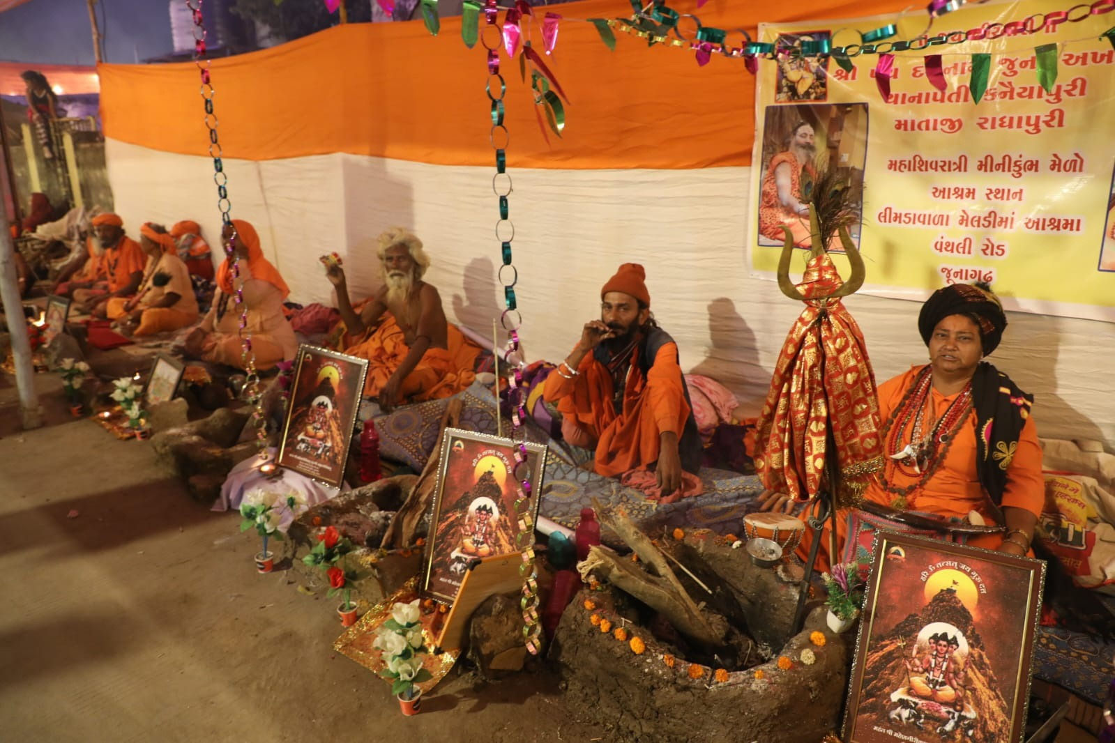 જૂનાગઢના ભવનાથમાં અલખ નાદ: સાધુઓના ધૂણા અને ભસ્મ પાછળનું ગૂઢ રહસ્ય, જાણો આધ્યાત્મિક અને વૈજ્ઞાનિક મહત્ત્વ 2 - image