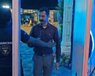 નકલી PSI બનીને ગરબા ગ્રાઉન્ડમાં કરતો હતો સીનસપાટાઃ અસલી પોલીસના હાથે ચઢતા કાન પકડી માંગી માફી 3 - image