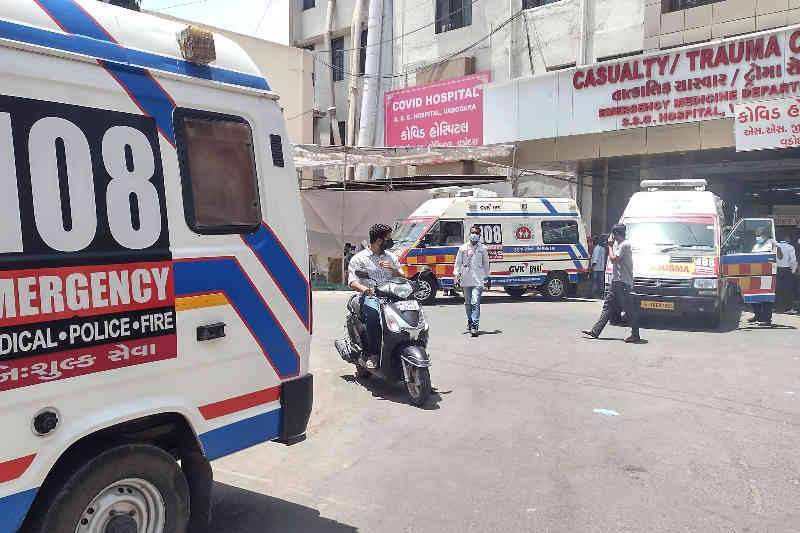 108 પર અભૂતપૂર્વ ભારણ, એપ્રિલમાં ૨૫૩૫ કોરોના દર્દીઓને હોસ્પિટલ ખસેડયા 1 - image