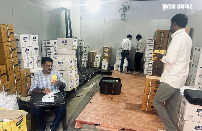 બ્રાન્ડના નામે ઝેરી ઘી! અમદાવાદમાં 3 સ્થળોએથી 4.8 ટન શંકાસ્પદ નકલી ઘી ઝડપાયું, ફૂડ વિભાગની કાર્યવાહી 1 - image