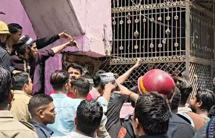 સુરતમાં અગ્નિકાંડ: લિંબાયતમાં ઘરમાં રાખેલા સાડીના કામના કેમિકલમાં બ્લાસ્ટ બાદ ભીષણ આગ, 5 લોકોના મોત 3 - image