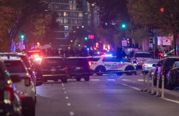 અમેરિકામાં વ્હાઈટ હાઉસ નજીક ગોળીબાર, નેશનલ ગાર્ડના બે જવાન ઘાયલ, શંકાસ્પદ પકડાયો 1 - image