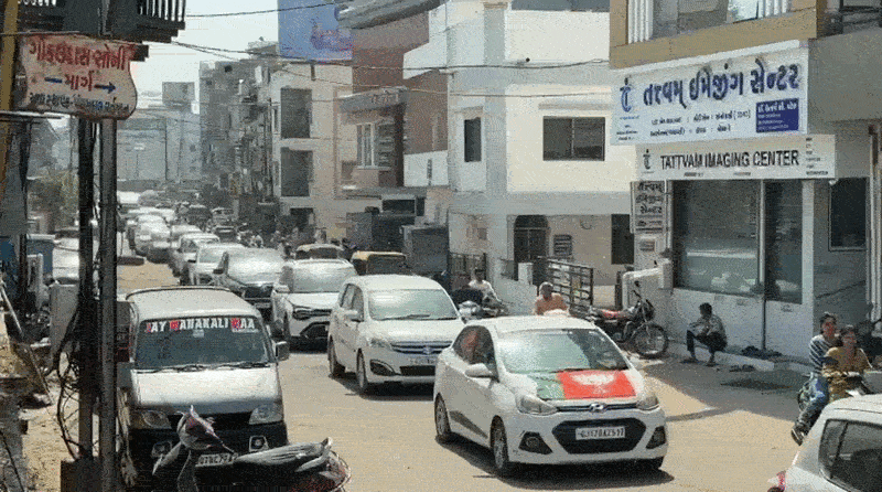 ગોધરા: ફોર્મ ભરવા માટે તો લક્ઝરી કારોનો મેળો જામ્યો, શું જીત્યા પછી જનતાની મદદ માટે પણ આ ગાડીઓ આમ જ દોડશે? 1 - image