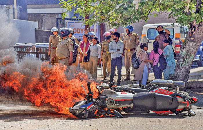 નોઇડાના કારીગરો કાળઝાળ : ભારે હિંસા 1 - image