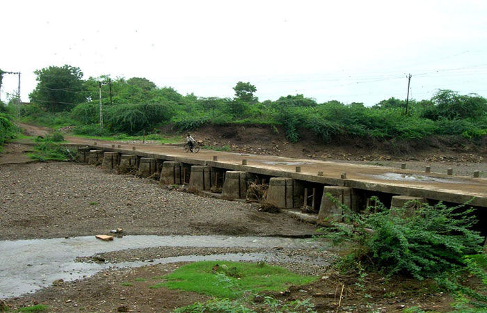 તળાજી નદી પર બનાવાયેલ પુલ પુર અને ભારે વાહનોથી બિસ્માર બન્યો 1 - image