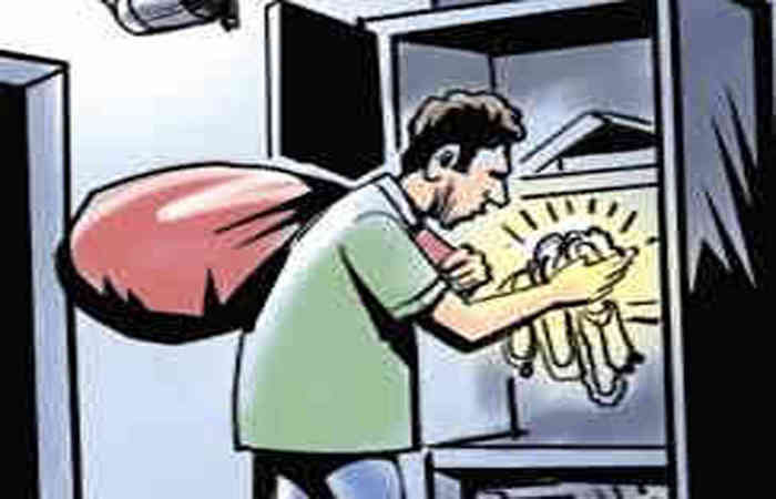 માતાજીના નૈવૈધ કરવા જતા વૃદ્ધ દંપતિના મકાનમાં રૃા. ૩.૯૩ લાખની ચોરી 1 - image