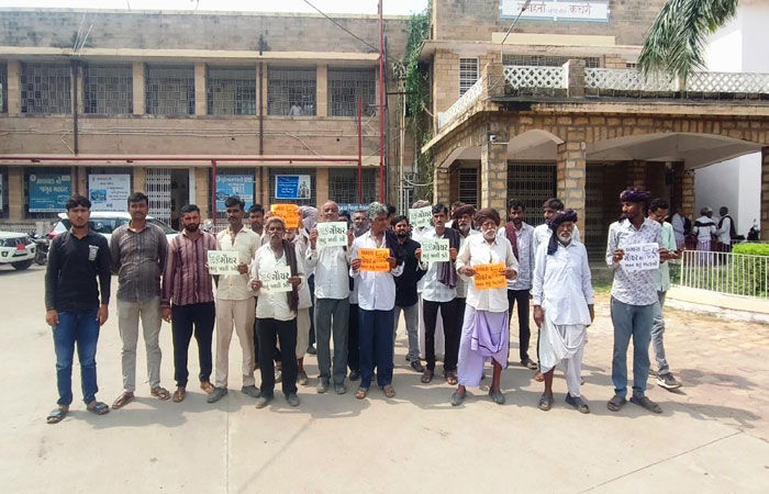 વઢવાણના ખોડુ ગામની ગૌચર જમીન પર ગેરકાયદેસર ખનન મુદ્દે કલેક્ટરને રજૂઆત 1 - image