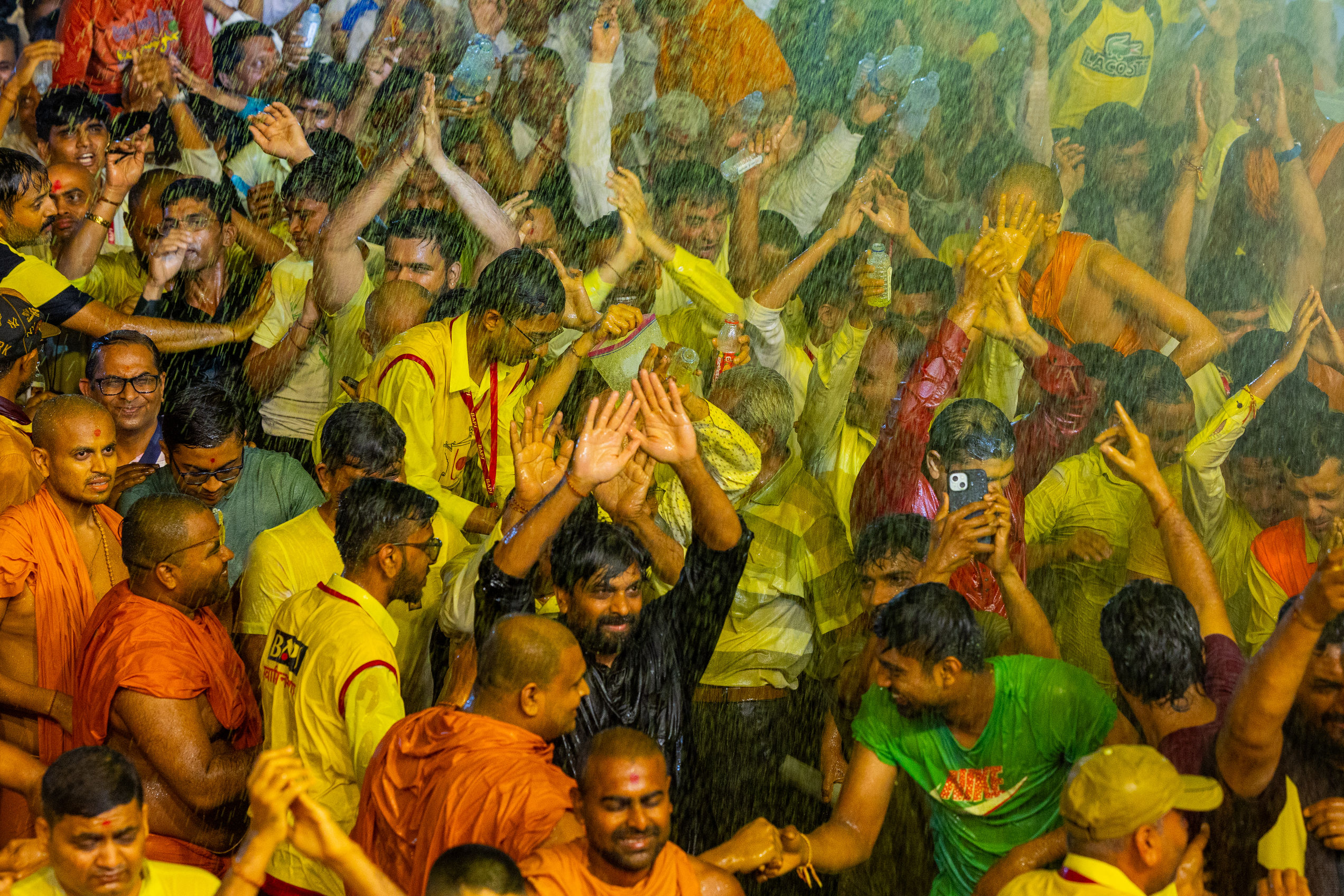 ૭૫૦૦૦ જેટલાં હરિભક્તો કેસૂડાની રંગવર્ષાની સાથે ભક્તિના  રંગોથી રંગાયા 2 - image