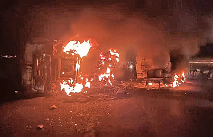 સાણંદના વિરોચનનગર પાસે ટ્રીપલ અકસ્માત, 2 યુવકો જીવતા ભૂંજાયા 1 - image