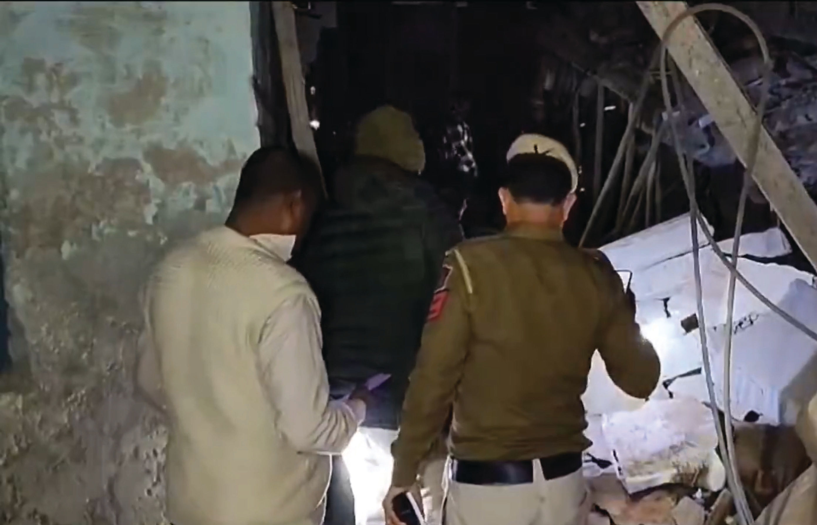 VIDEO : દિલ્હીમાં ચાર માળની નિર્માણાધીન બિલ્ડિંગ ધરાશાઈ, 20 લોકો દબાયા હોવાની આશંકા 1 - image