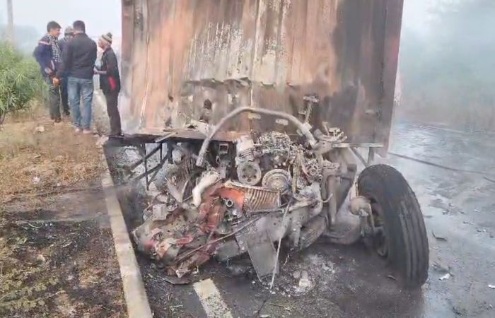 પંચમહાલમાં બે ટ્રક વચ્ચે ભયાનક ટક્કર બાદ આગ ભડકી, એક વ્યક્તિનું સળગી જતા મોત 2 - image