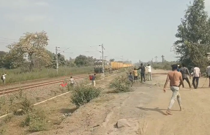 ગોધરામાં મોટી દુર્ઘટના ટળી: 25 હજાર KV રેલવે વીજ કેબલ તૂટ્યો, ગ્રામજનોએ જીવના જોખમે ટ્રેન પાયલટને કર્યા એલર્ટ 2 - image