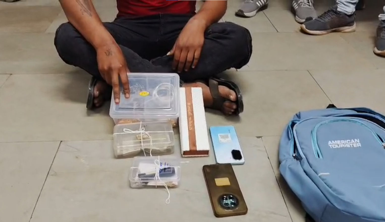 મહીસાગર: 'પ્રેમ આંધળો હોય છે પણ આવો?' પ્રેમિકાના દાગીના છોડાવવા સગા ભાઈએ બહેનના જ ઘરે ચોરી કરી! 2 - image