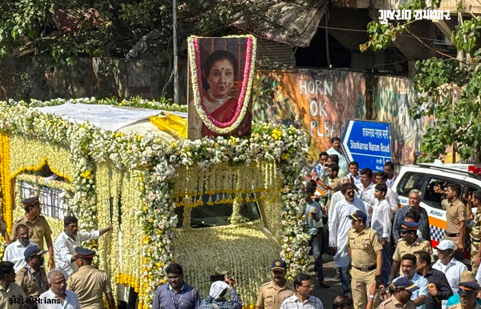 સૂર સામ્રાજ્ઞી આશા ભોસલે પંચતત્વમાં વિલીન, મુંબઈ પોલીસે આપ્યું ગાર્ડ ઓફ ઓનર 3 - image