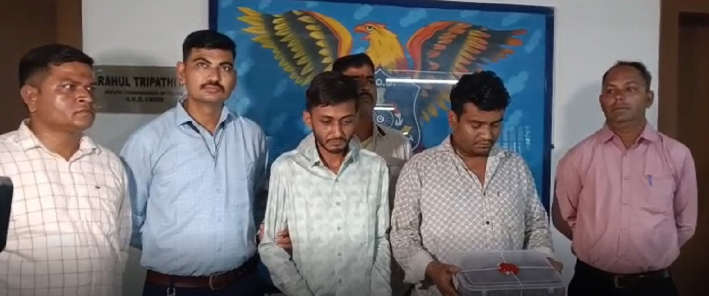 અમદાવાદમાં રૂ. 50 લાખના ડ્રગ્સ સાથે બે વ્યક્તિ ઝડપાયા, મુખ્ય આરોપી ફરાર 2 - image