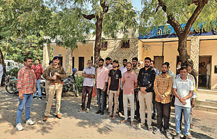 ઝાલાવાડમાં હાઇવે પરની હોટલો પર ગેરકાયદે પ્રવૃત્તિ બંધ કરવા આદેશ 1 - image