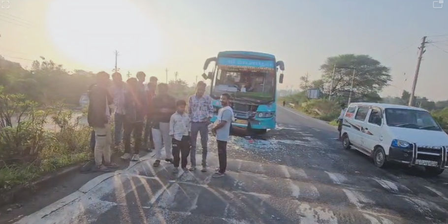 મોડાસાથી ફરવા જતા પ્રવાસીઓની બસની બ્રેક ફેલ થતાં ભયંકર અકસ્માત, 13 ઈજાગ્રસ્ત 2 - image