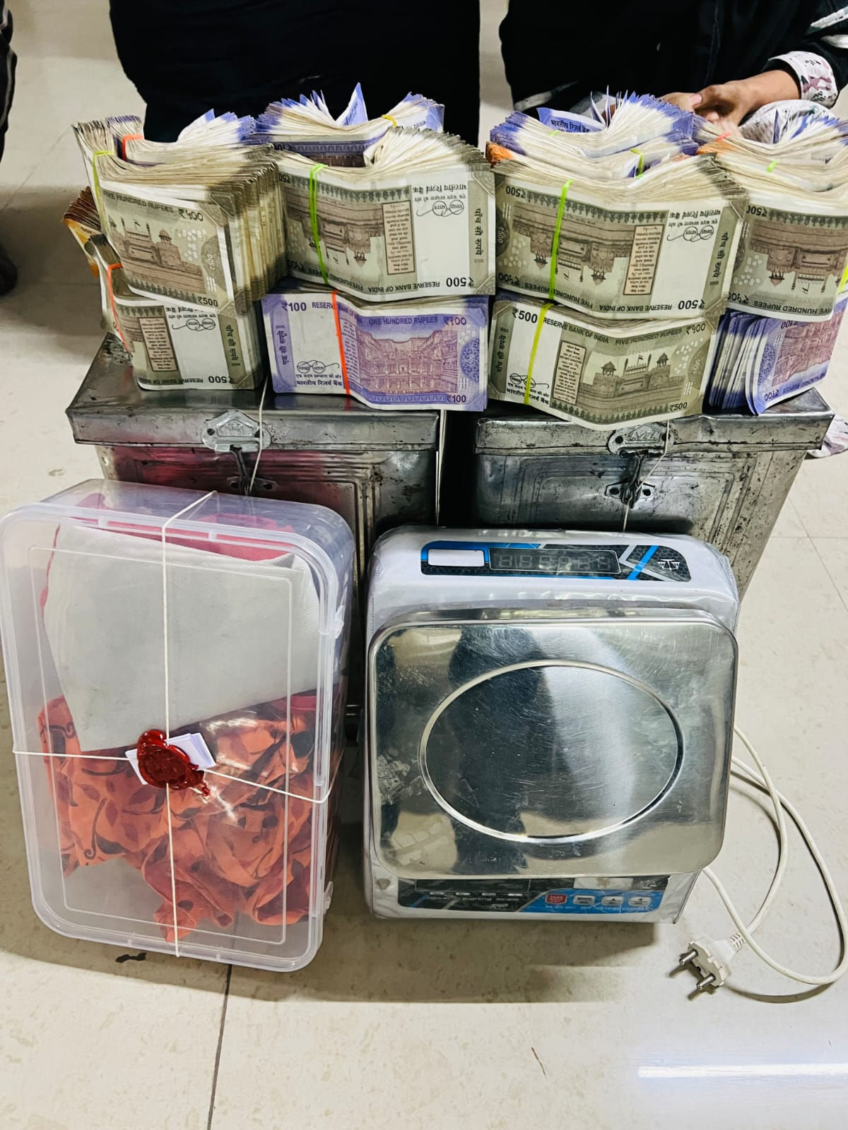 અમદાવાદ: બાપુનગરમાં SOGની ટીમ ત્રાટકી, ઘરેથી ગાંજો વેચતા ત્રણની ધરપકડ, માસ્ટર માઈન્ડ ફરાર 2 - image