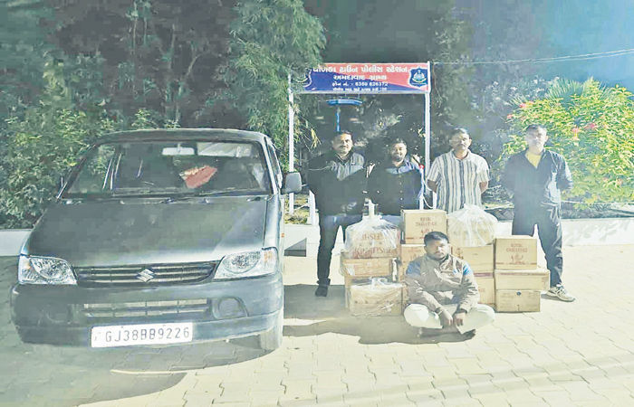 રામપુર ગામ પાસે કેનાલેથી કારમાંથી દારૂ સાથે એક પકડાયો 1 - image