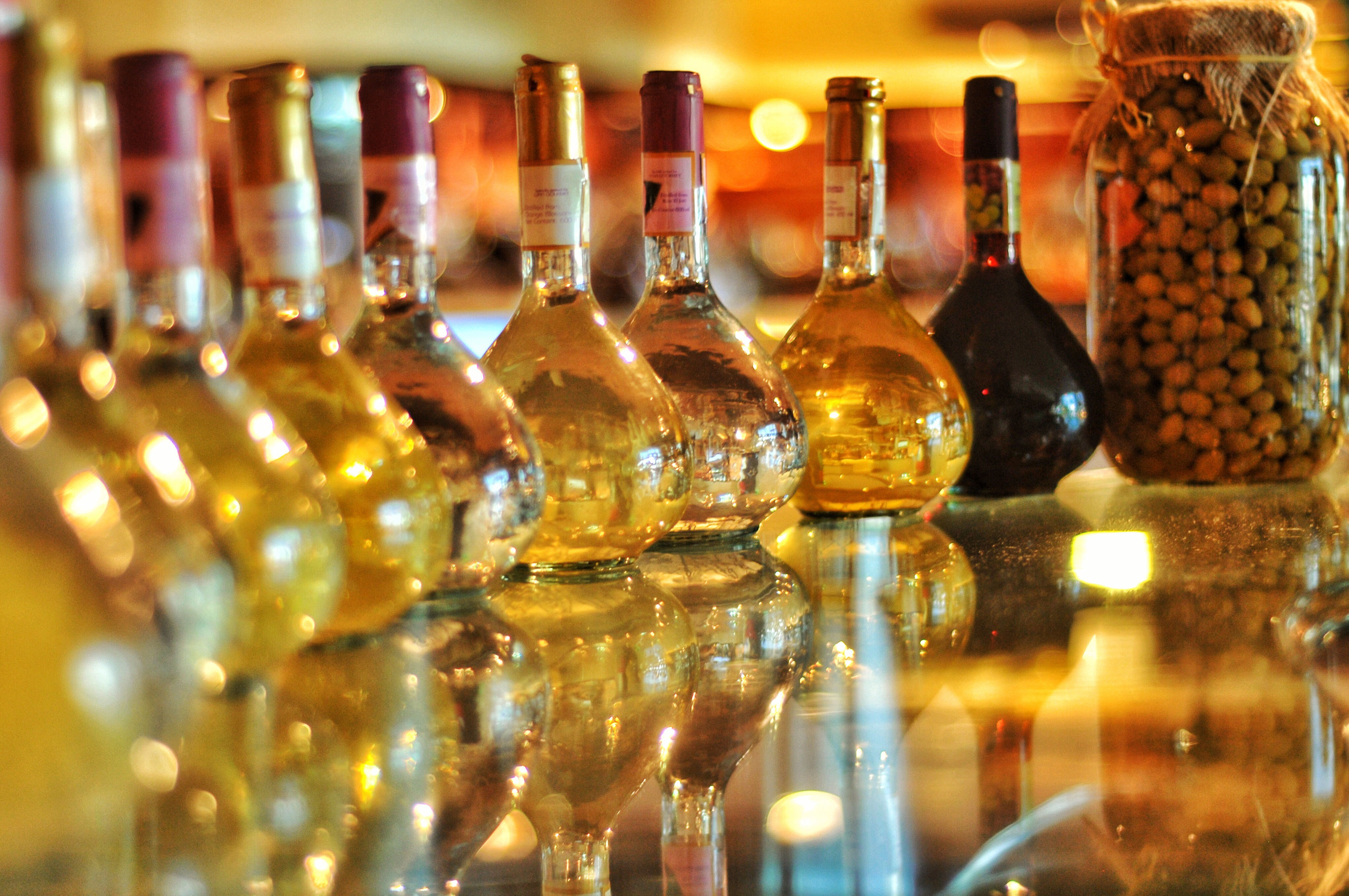 rs 3000 cr liquor flows illegally into Gujarat bootleggers on the run despite govt bounty 