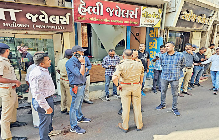 નડિયાદ શહેરમાં આંગડિયા પેઢીમાં ભર બપોરે 13 લાખની લૂંટ થઇ 1 - image