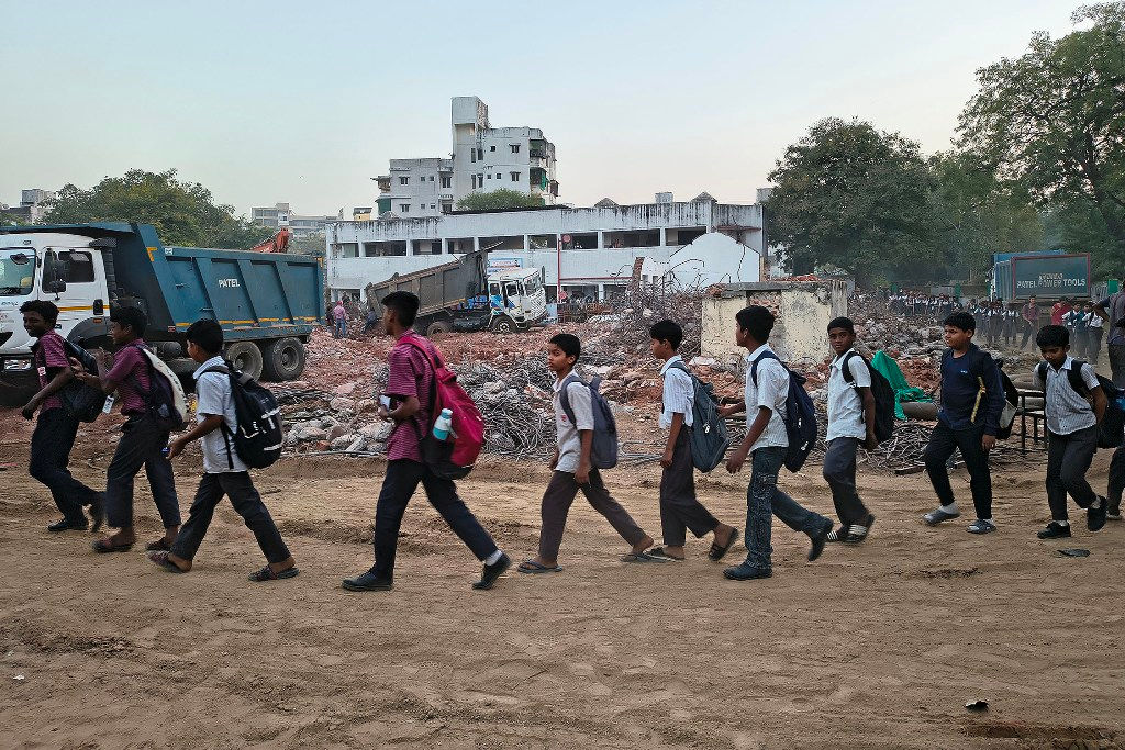 જૂના બિલ્ડિંગને તોડવાની કામગીરી વચ્ચે હિન્દી માધ્યમની સ્કૂલ ચાલુ 1 - image