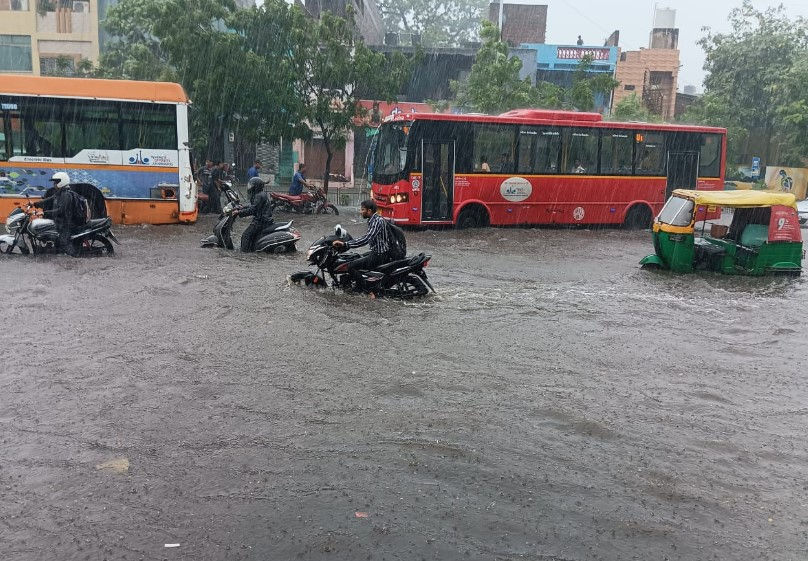 જન્માષ્ટમીએ અમદાવાદમાં જળબંબાકાર, કડાકા-ભડાકા સાથે વરસાદી માહોલ, બે અંડરપાસ બંધ 8 - image