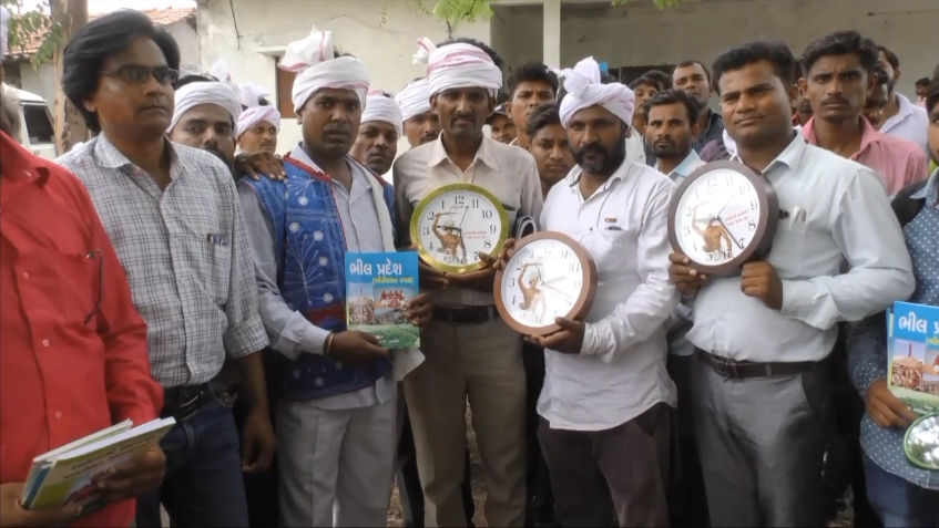 ગુજરાતના આ વિસ્તારના ઘરોમાં જોવા મળે છે ઊંધી દિશામાં ફરતી ઘડિયાળ, જાણો શું છે કારણ 4 - image